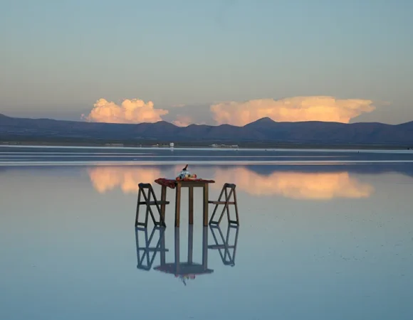 Efecto espejo Salar Uyuni: el espectáculo natural que desafía la percepción humana